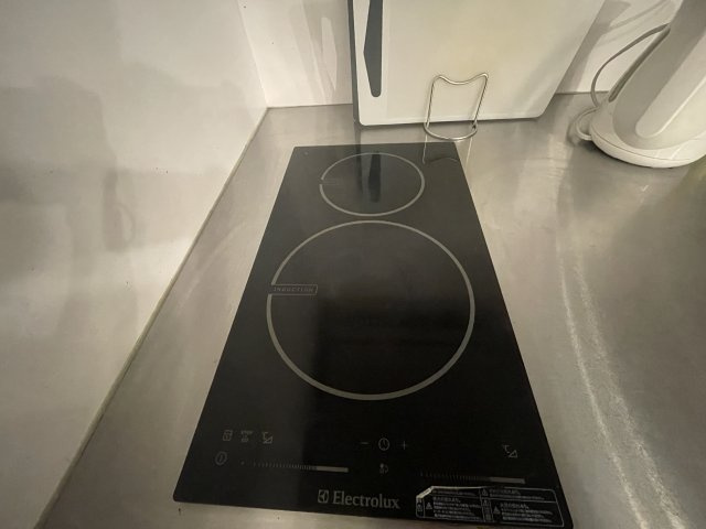 ぬこハウス秋葉原のキッチン|広々としたシステムキッチン。３口のガスコンロ、広い調理台、大きなシンクと料理づくりも楽しくなります。