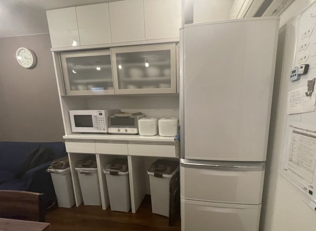 ぬこハウス秋葉原のキッチン|大型の冷蔵庫が完備。各入居者の使用区分がしっかりと分けられていますので、ご安心下さい。もし、こちらで