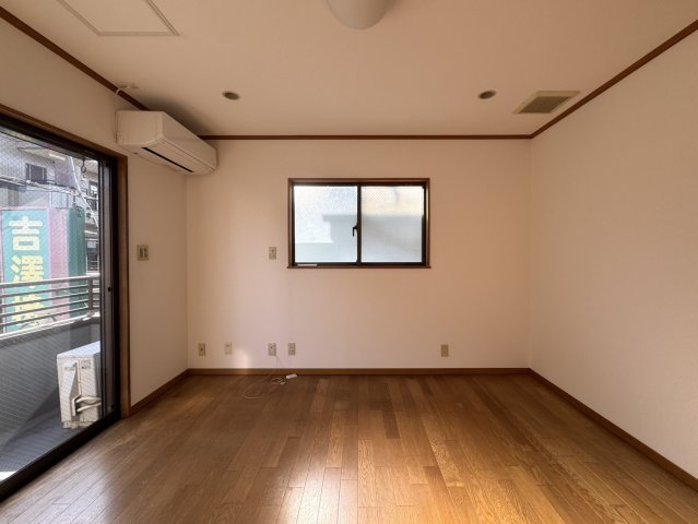 代田5丁目戸建ての洋室|明るい洋室です