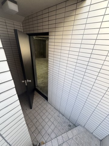 代田5丁目戸建てのその他|駐車場から玄関へつながる階段