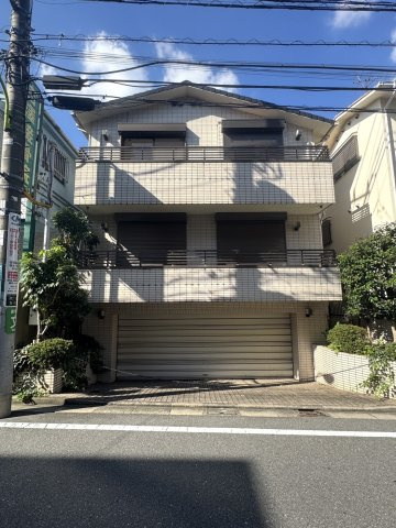 代田5丁目戸建て|駐車場側の建物（電動シャッター）