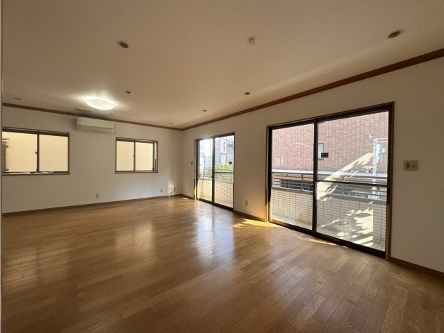 代田5丁目戸建ての居間・リビング|こちらのリビングで趣味の時間をお楽しみください