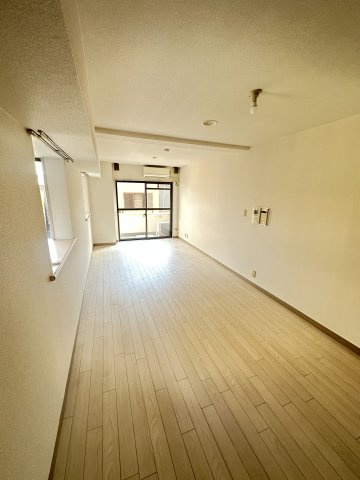 ライオンズプラザ井土ヶ谷弐番館の居間・リビング|ゆったりとした居間です