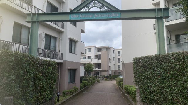 リーベスト勝田台・エルベールの街E棟のエントランス|ゆとりのあるエントランスです