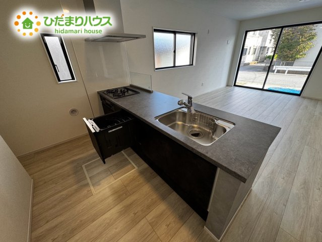 上尾市本町6期　新築戸建　02のキッチン