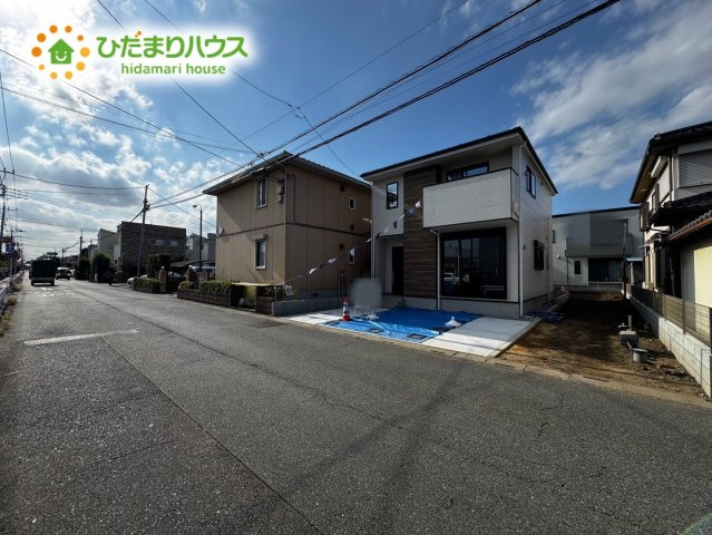 上尾市本町6期　新築戸建　02の前面道路含む現地写真