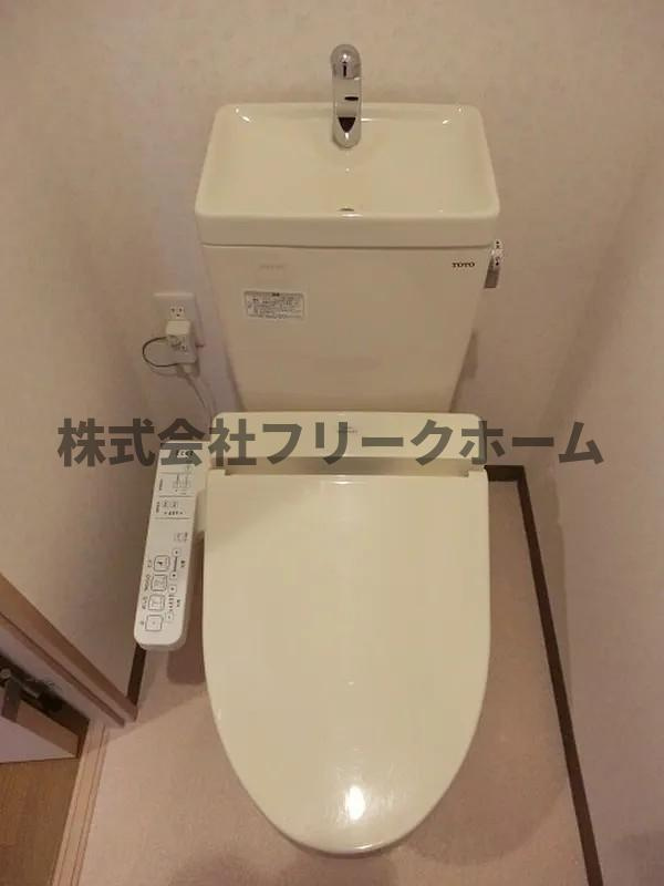 武蔵野市西久保２丁目の賃貸マンションのトイレ