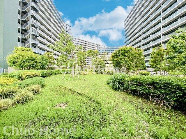 アクラス4号棟の中庭|敷地内には緑が多く住環境良好です