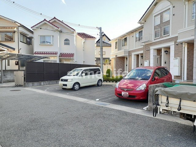 エレガンシアの駐車場