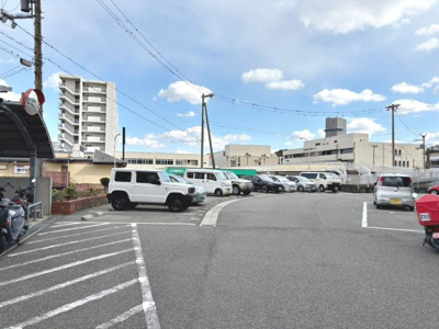 【周辺】 | 泉北若松台ＡＢ住宅１号棟 | 敷地内駐車場空きありますよ（月額10000円）！愛車の置き場所に困りませんね♪