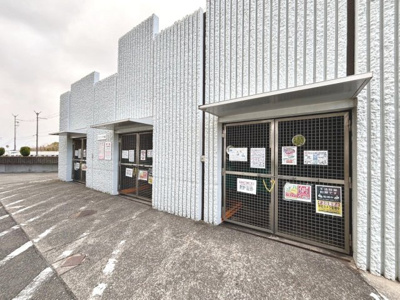 【その他共用部分】 | 泉北若松台ＡＢ住宅１号棟 | 成城石井泉ヶ丘店まで徒歩１０分！コノミヤ泉ヶ丘店まで徒歩１０分！毎日のお買い物に便利ですね♪その日の特売日などでスーパーを選べますね♪