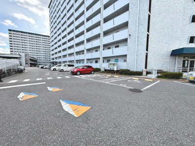 【駐車場】 | 泉北若松台ＡＢ住宅１号棟 | 玄関にシューズボックスありますよ！玄関周りもスッキリ片付きますね！