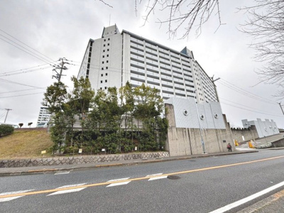 【外観】 | 泉北若松台ＡＢ住宅１号棟 | 南海泉北線「泉ヶ丘」駅まで徒歩６分！毎日の通勤や通学、お出かけにも便利な立地ですね♪