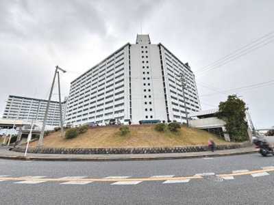 【外観】 | 泉北若松台ＡＢ住宅１号棟 | 【ＬＤＫ約１４．８帖】ゆとりあるリビングでのびのび心地よく過ごせる癒しの空間ですよ！