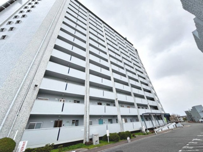 【外観】 | 泉北若松台ＡＢ住宅１号棟 | 【洗面台新調】身だしなみを整えるのに重宝するシャワー付きの洗面台です♪洗面台に収納もあるため、整頓しやすいですね！
