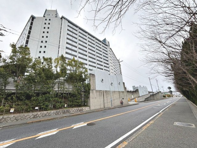 泉北若松台ＡＢ住宅１号棟の周辺|【トイレ新調】温水便座洗浄便座ですので、寒い日も温かい便座で安心して使用していただけますよ！
