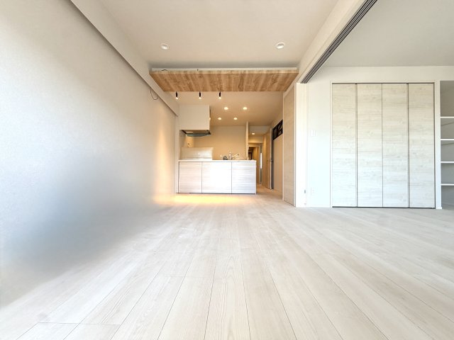 メイツ越谷　808号室の居間・リビング|木のぬくもりが感じられる温かみのあるリビング。家族全員がのびのびと過ごせる広さを確保しています。