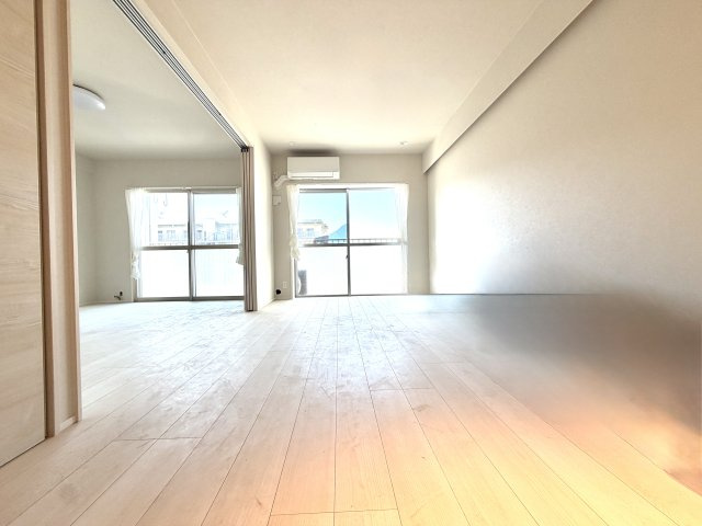 メイツ越谷　808号室の居間・リビング|家族の笑顔が集まる快適なリビング。吹き抜ける風と柔らかな陽光が心地よい時間を演出します。