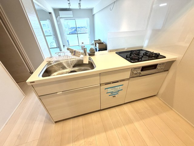 メイツ越谷　808号室のキッチン|立ち手元が隠れる立ち上がり壁付きのキッチン。リビング側からの視線を程よく遮りスッキリ見せます。