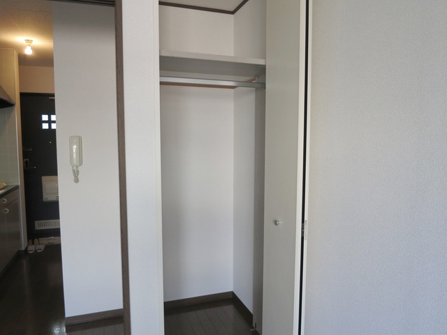 Ｊアベニューの収納|洋服が掛けられる収納スペース。
