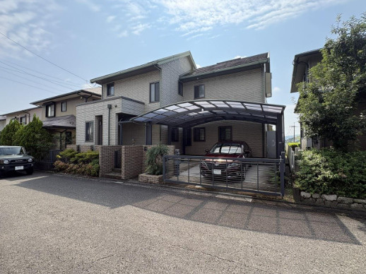 「ルーフバルコニー＆エレベーターのある4SLDK」高知市春野町南ヶ丘６丁目　中古一戸建ての外観|屋根付きの駐車スペースを備えています。雨の日の乗り降りや、荷物の積み下ろしにも便利です。