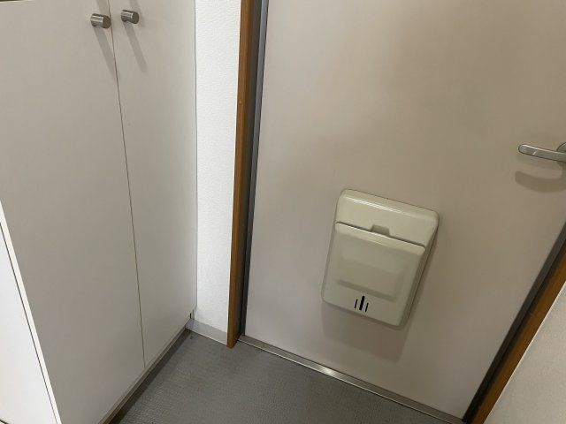 毛塚ビルの玄関