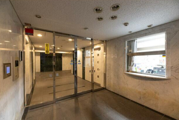 【エントランス】エルプレイス横浜青木町（旧・レオパレスFlat青木町） 