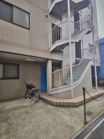 プレアール寝屋川秦町のエントランス