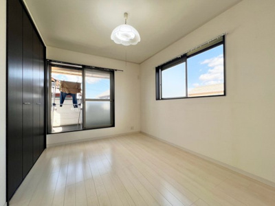 【洋室】 | 土師町１丁　中古一戸建 | 【全室２面採光】明るく風通しの良い室内に気持ちも明るくなりますね♪