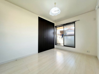 【洋室】 | 土師町１丁　中古一戸建 | 現地見学当日から承っております♪現地周辺の環境や、駅までの道のりなど周辺環境も合わせてご確認いただき、ぜひご検討ください！