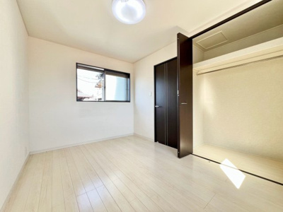 【洋室】 | 土師町１丁　中古一戸建 | 【クローゼットありますよ】お部屋を広く利用するために必須なクローゼットが全洋室に付いています♪もちろんお荷物を収納されても良しの勝手の良いクローゼットは嬉しいですね♪