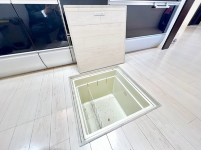 【収納】 | 土師町１丁　中古一戸建 | 【床下収納有】キッチンに床下収納があるので、ストックや保存食の保管にも便利ですね！