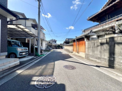 【前面道路含む現地写真】 | 土師町１丁　中古一戸建 | 【前面道路】前面道路約４．７ｍ！開放感のある広々とした前面道路です♪