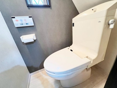 【トイレ】 | 土師町１丁　中古一戸建 | 【トイレ１階と２階の２ヶ所あります】寒い日は特に助かる温水洗浄便座付きトイレです！