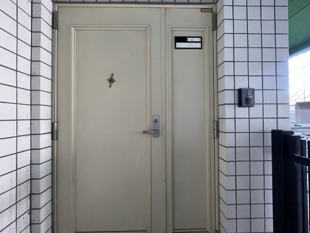 メゾン・ルミエールの玄関