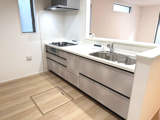 グラファーレ前橋市南町５期　1号棟のキッチン|【イメージ画像】人気のカウンターキッチン採用です☆
コンロも３口ご用意しています！調理スペースも広くストレスなくお料理できます。
浄水器つきなので美味しいお水も飲めますよ♪
