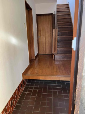 上祖師谷1丁目戸建て貸家の玄関|明るい玄関です