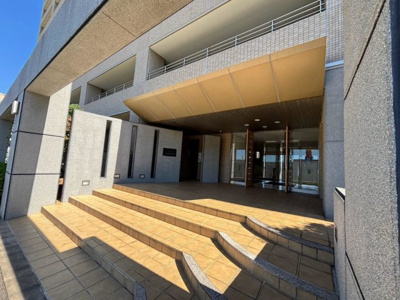 【エントランス】 | ディアステージ深井水賀池公園 | ＬＤＫ約１５帖♪大きな窓で陽当りがよく、温かく心地のいいＬＤＫ！居心地良く、ご家族皆がゆったり寛げる憩いの空間となりそうです♪