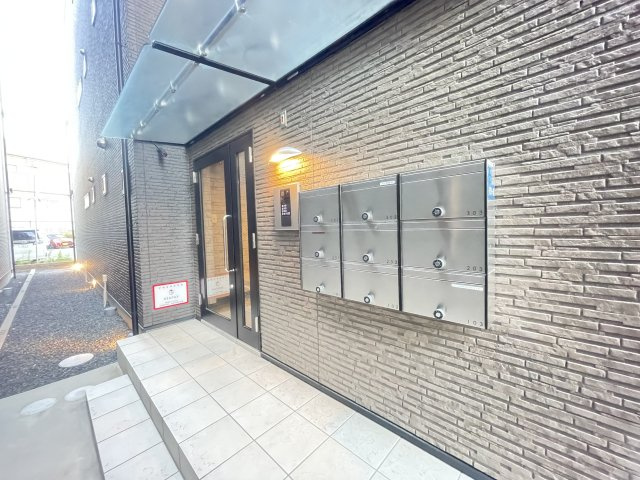 寝屋川市池田１丁目のアパートのエントランス
