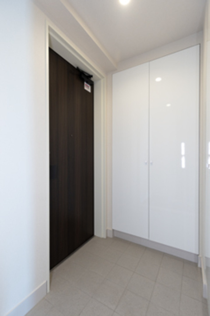 メルクマール京王笹塚レジデンスの玄関|※写真は同タイプ住戸です。