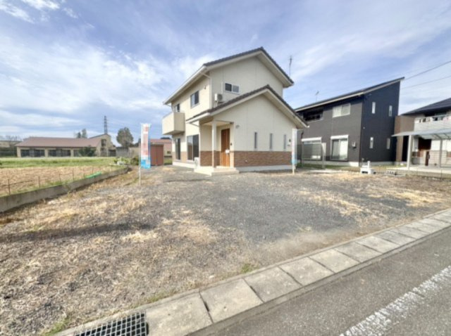 【中古戸建】太田市寺井町の外観|■外観｜外構や植栽の計画次第で自分好みにアレンジできる余白があり、住みながら楽しめる住まいです♪