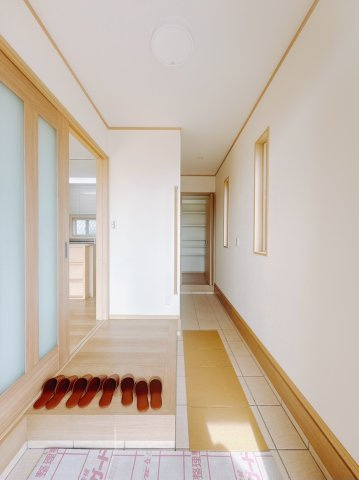 【中古戸建】太田市寺井町の玄関|■玄関｜「玄関から、我が家を心地よく。自然の風や光を感じられる気持ちのいい玄関へ。」永く居心地のいい暮らしを演出する快適性能と安心を両立♪