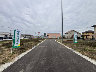 【前面道路含む現地写真】 | 【市場町第1期　現地外観】
※令和８年9月時点