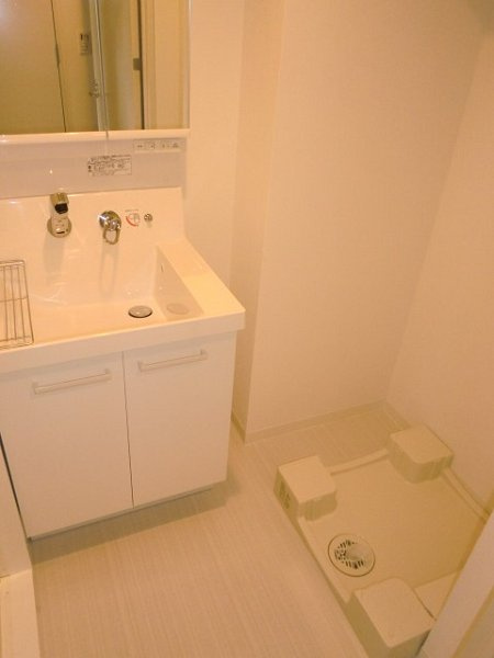 新品家具付きマンション西池袋7A(KaGood東京)の独立洗面台