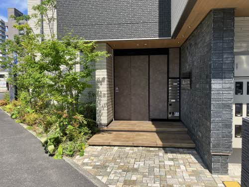 メゾンルララ 西古松のエントランス