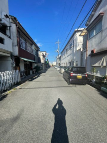 寝屋川市点野4丁目の前面道路含む現地写真