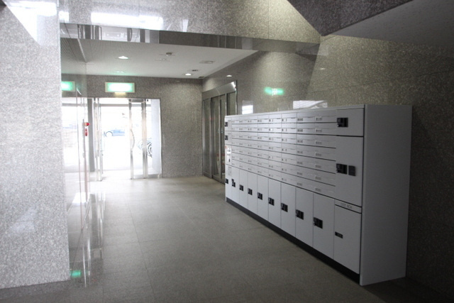 アンブシュール京橋のロビー