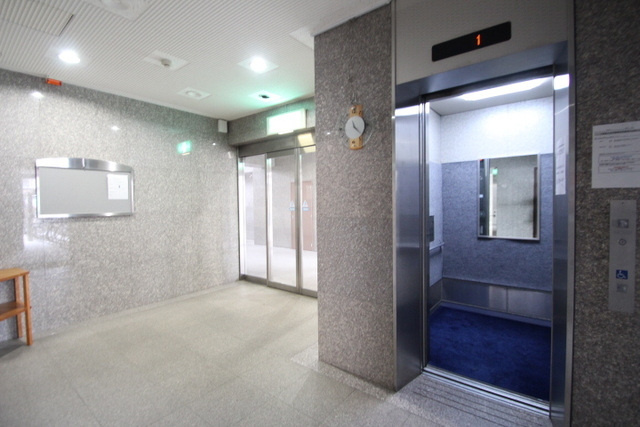 アンブシュール京橋のロビー