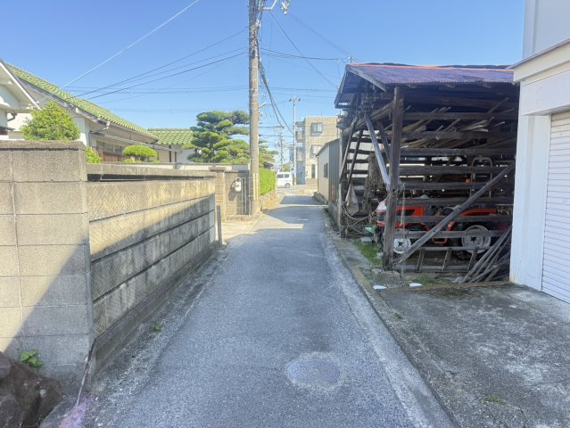 泉佐野市湊1丁目　中古戸建の前面道路含む現地写真