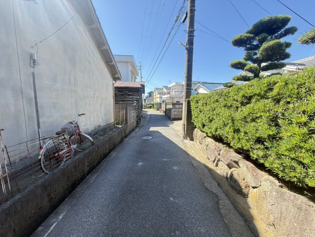 泉佐野市湊1丁目　中古戸建の前面道路含む現地写真
